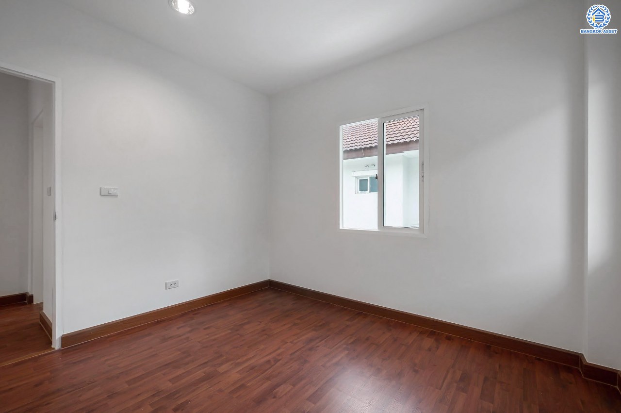 บ้านมือสองตกแต่งใหม่ จากแบรนด์ AP โครงการ เดอะเซนโทร รัตนาธิเบศร์ เนื้อที่ 50.8 ตร.ว. ฟังก์ชันจัดเต็ม 3 ห้องนอน 3 ห้องน้ำ จอดรถได้ 2 คัน บนทำเลศักยภาพ เชื่อมต่อหลายเส้นทางทั้ง ถ.ราชพฤกษ์, ถ.รัตนาธิเบศร์ และถ.กาญจนาภิเษก และเพียง 5 นาทีถึงรถไฟฟ้า "สถานีบางพลู"